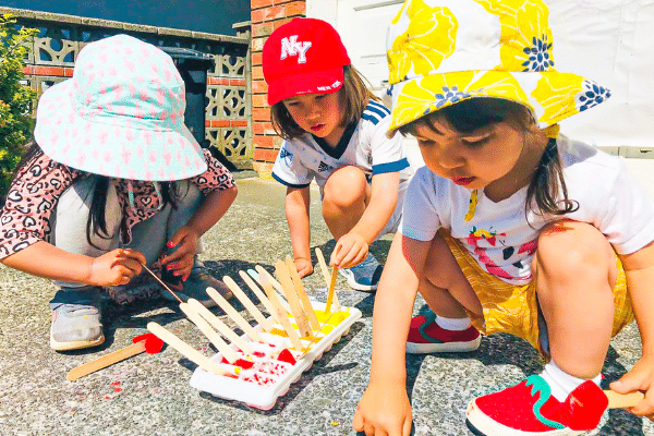 先生による日本語の本読みは子供たちに大人気。午前の活動で終わらなかった制作をしたり、自由な発想力をフルに使って自由に遊ぶ時間です。